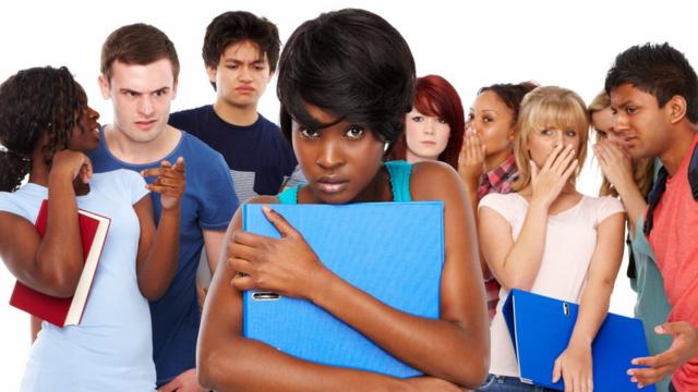 Qué significa cuando un hombre te mira y luego baja la mirada 4 Qué significa cuando un hombre te mira y luego baja la mirada