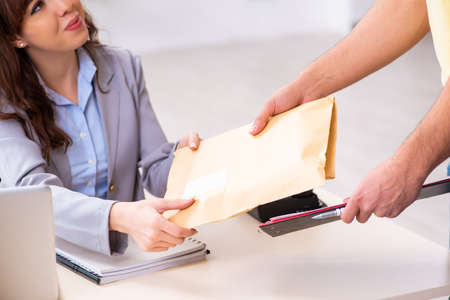 Cómo revalidar mi título de Psicología en Estados Unidos 7 148821246 mensajero masculino joven que entrega el paquete a la oficina