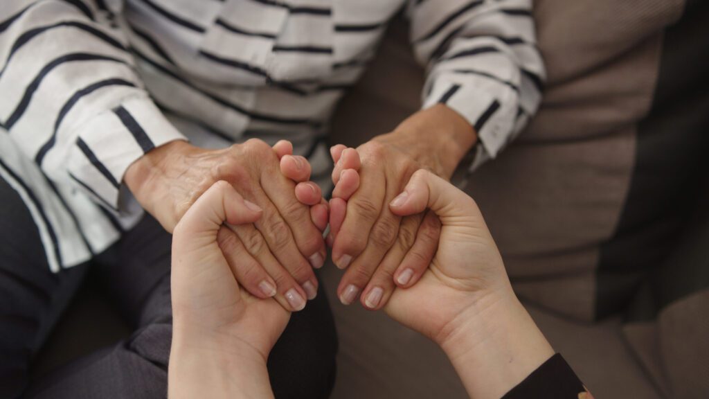 Personas practicando la compasión en grupo