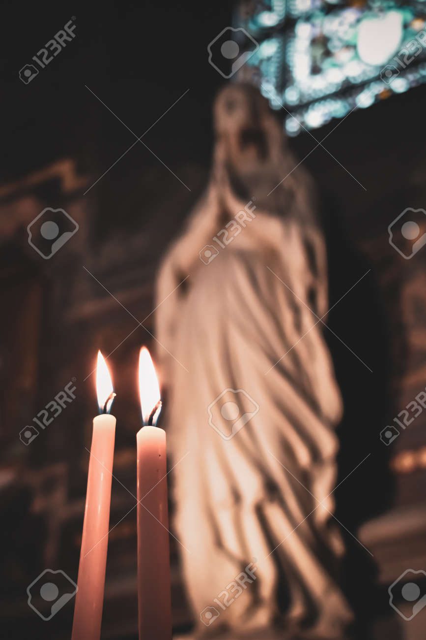 Velas encendidas en un altar religioso