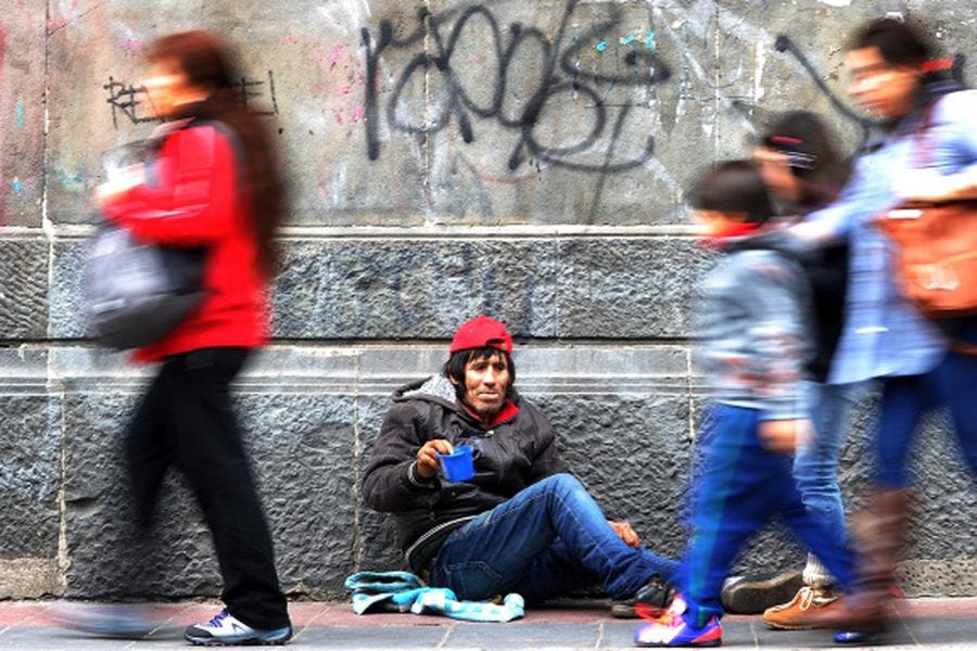 Persona ayudando a otra en la calle