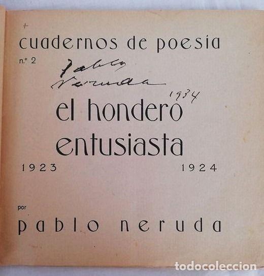 Pablo Neruda firmando su primer libro