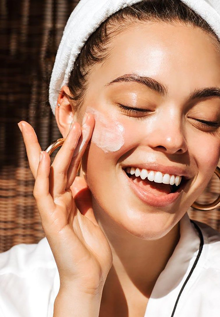 Qué hacer para no tener patas de gallo 3 Mujer aplicando protector solar en rostro