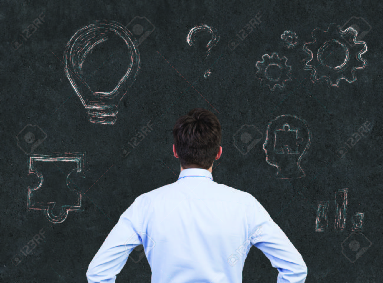 Persona pensando frente a una pizarra