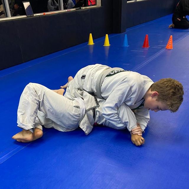 Personas practicando Jiu-Jitsu Brasileño en clase