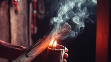 Persona realizando un ritual de humo