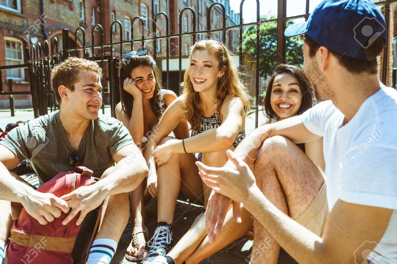 Cómo hacer preguntas de manera divertida 3 Personas riendo y charlando en grupo