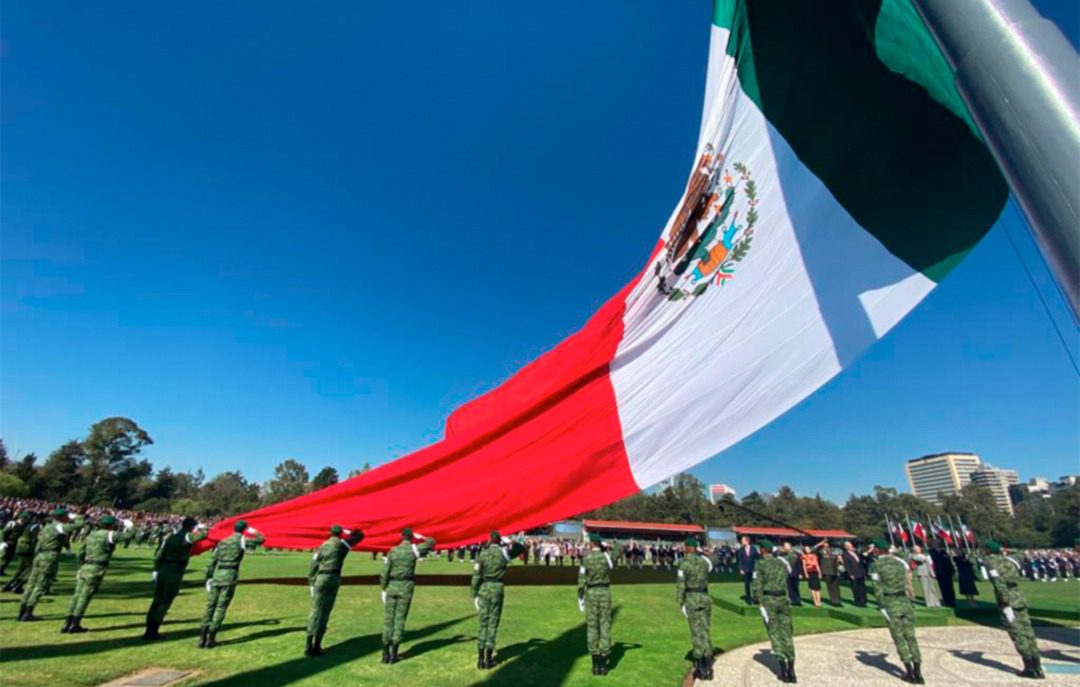 Por qué la bandera mexicana no debe tocar el suelo 3 Bandera mexicana siendo izada correctamente