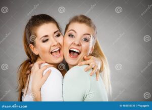 abrazo feliz de dos mujeres los amigos 103356330