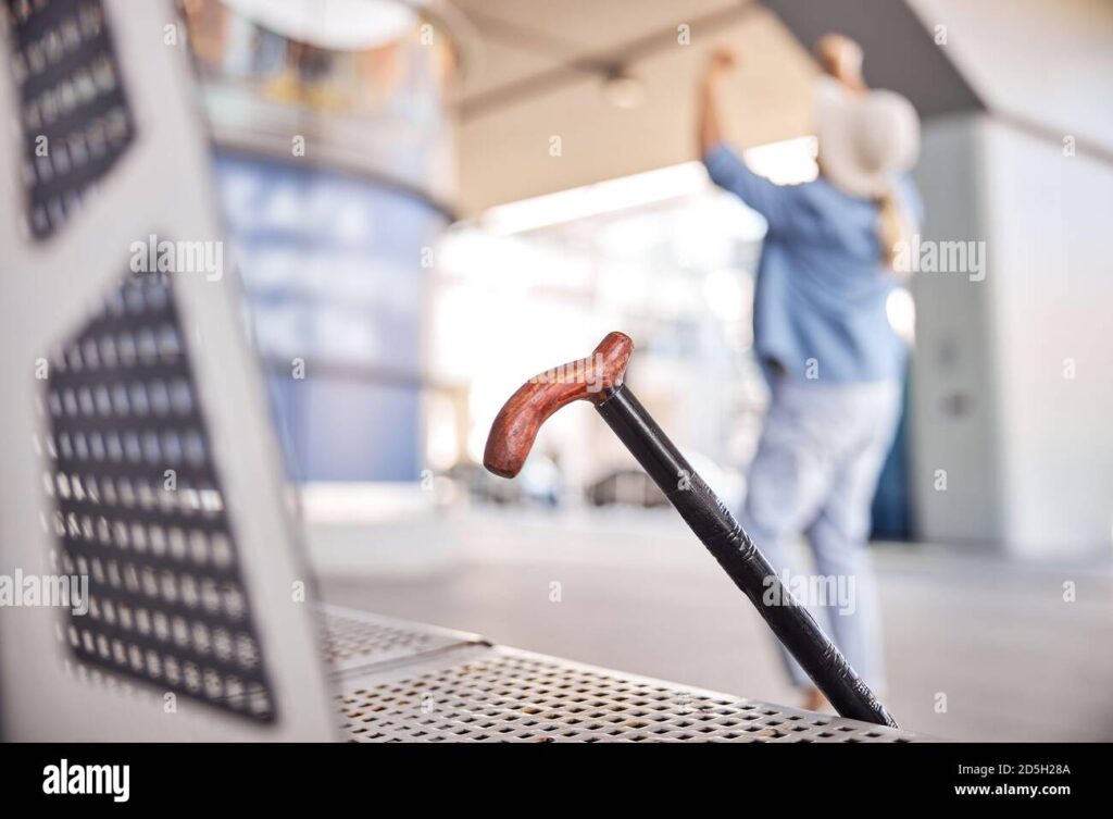 activa senorita mayor disfrutando de su propia compania 2d5h28a