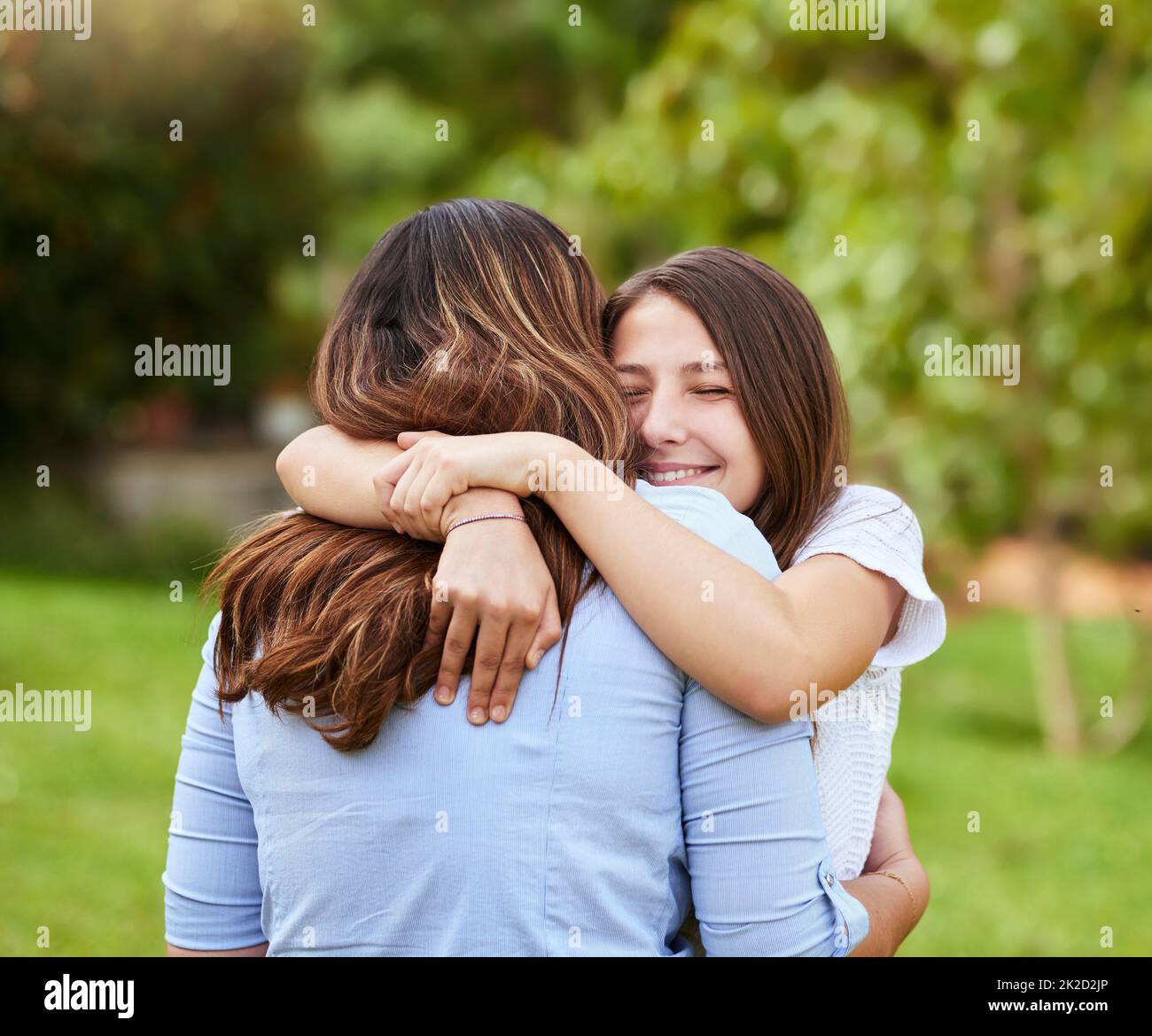 Qué pasa cuando un hombre te dice mi vida 3 Abrazo entre dos personas felices y cercanas