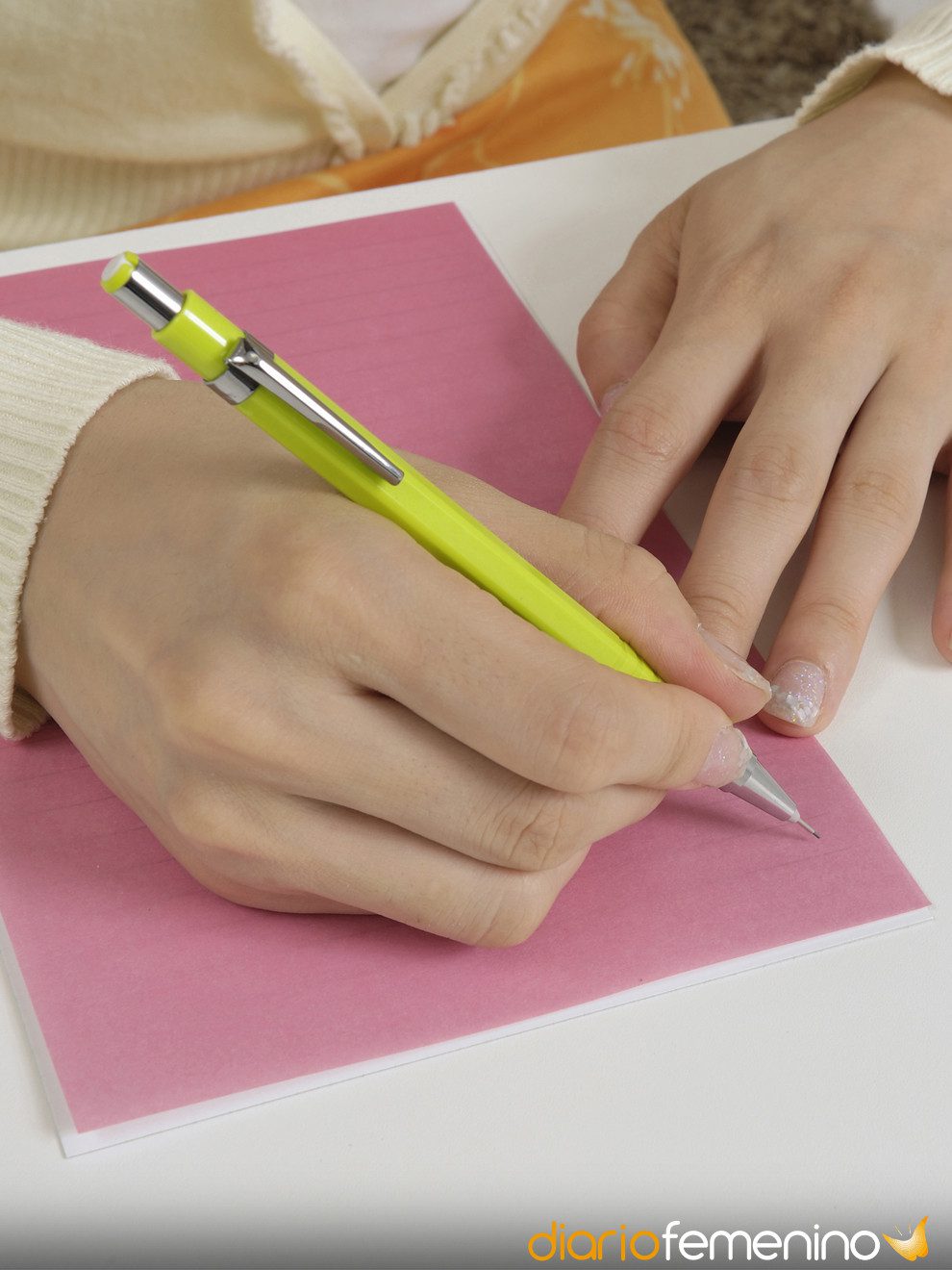 Manos escribiendo una carta de amistad