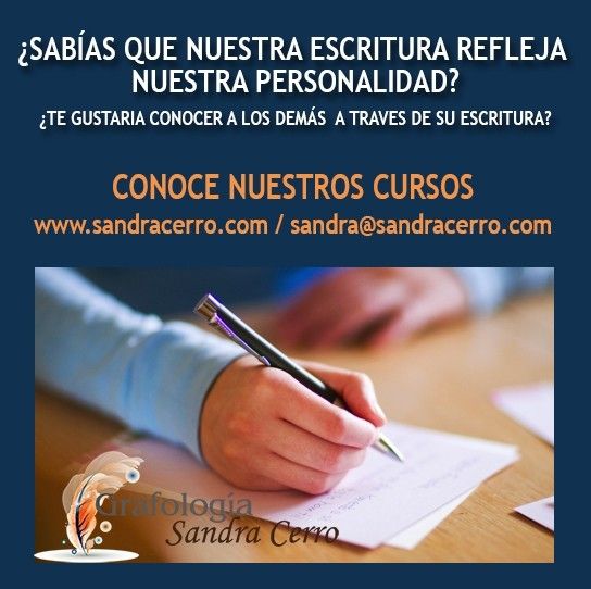 Persona leyendo un mensaje en mayúsculas