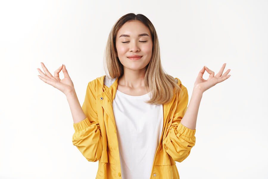 Persona practicando técnicas de autocontrol emocional