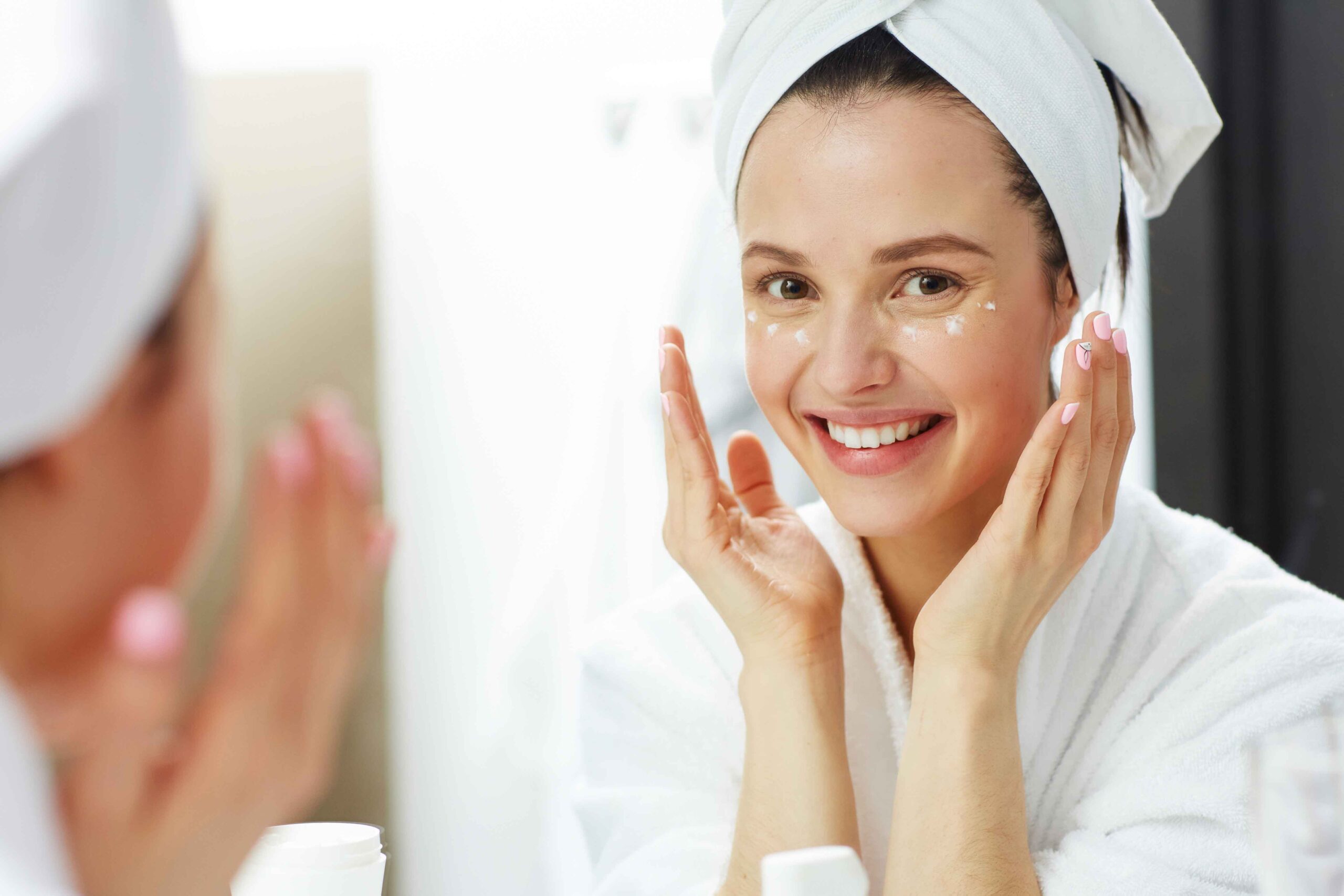 Mujer aplicando crema antiarrugas en los ojos