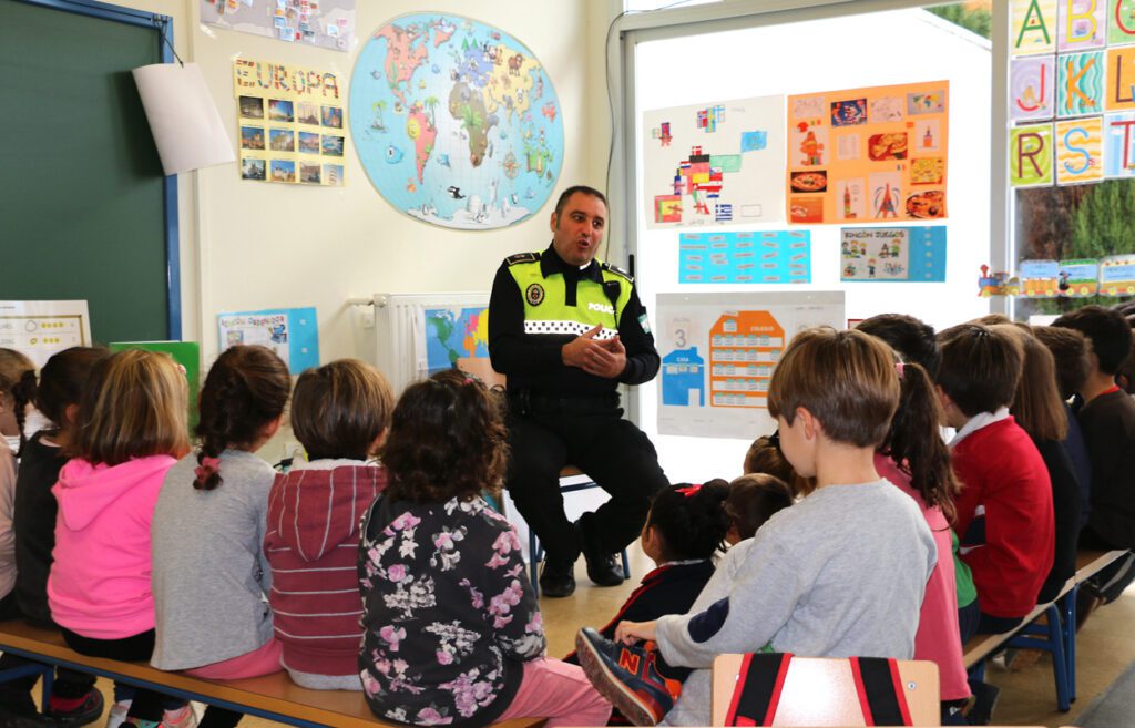 Policía para Niños: Cómo Protegen y Educan a los Más Pequeños 7 Policía para Niños: Cómo Protegen y Educan a los Más Pequeños