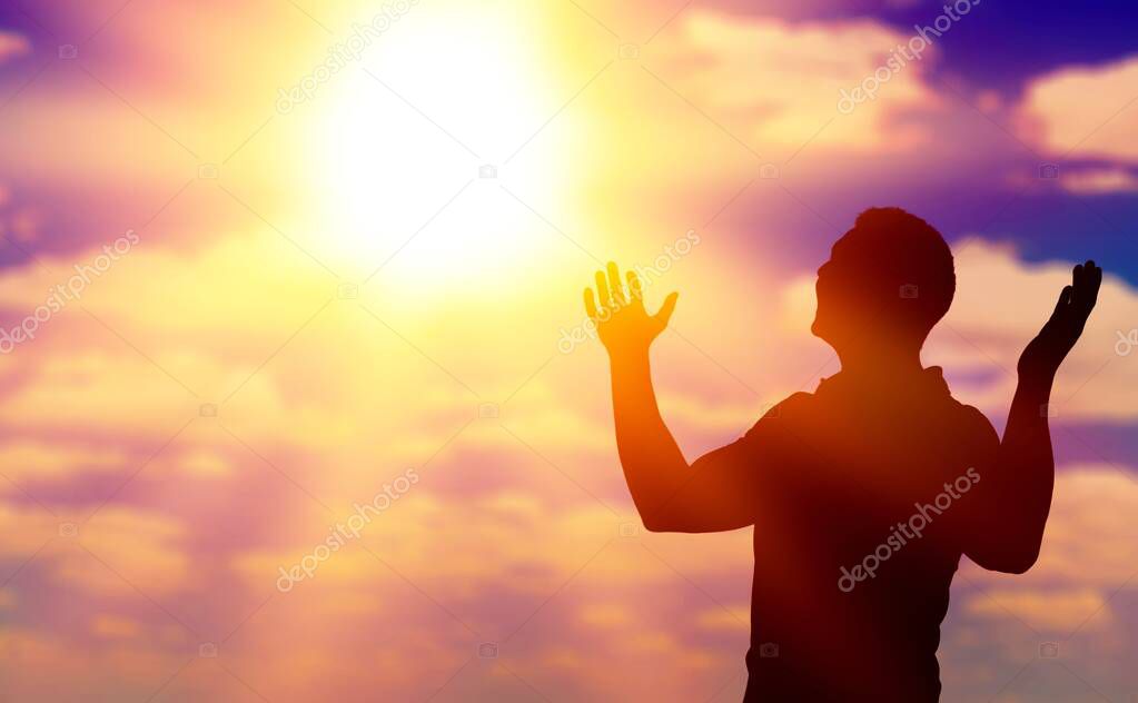 Persona rezando con luz tenue ambiente