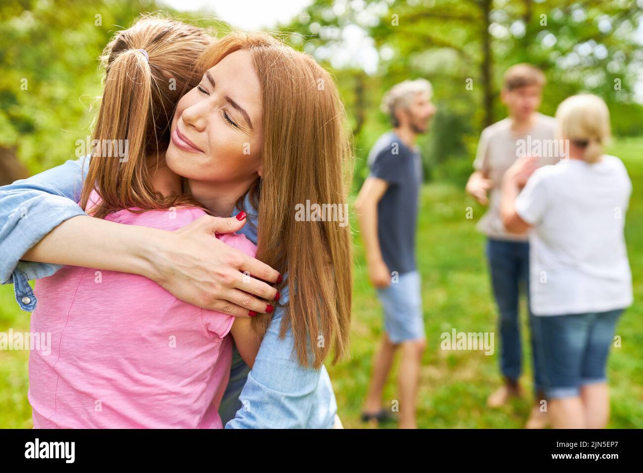 Abrazo cariñoso entre amigas en parque