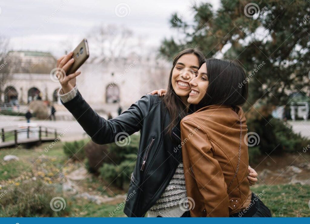 Los mejores poemas para demostrar la amistad como hermanas