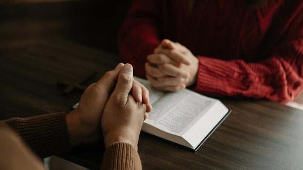 Persona leyendo la Biblia en casa