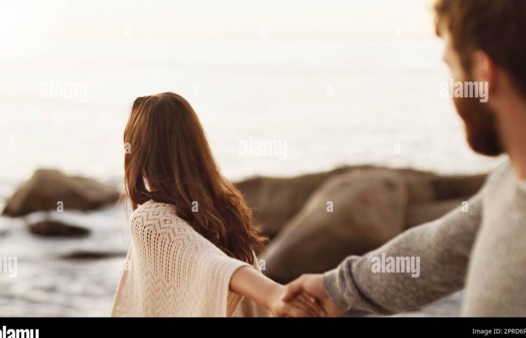 dos personas tomadas de las manos y sonriendo frente a un fondo de un paisaje romantico