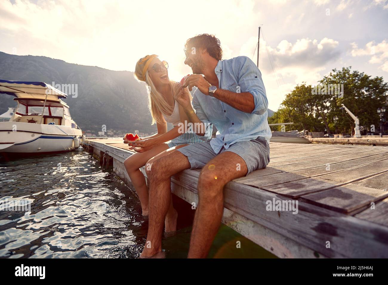 Cómo saber si mi marido está interesado en otra mujer 4 Pareja compartiendo momentos románticos juntos