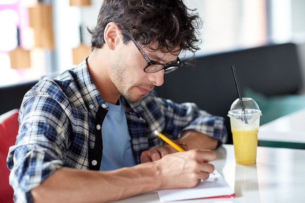 Persona escribiendo en un cuaderno creativo
