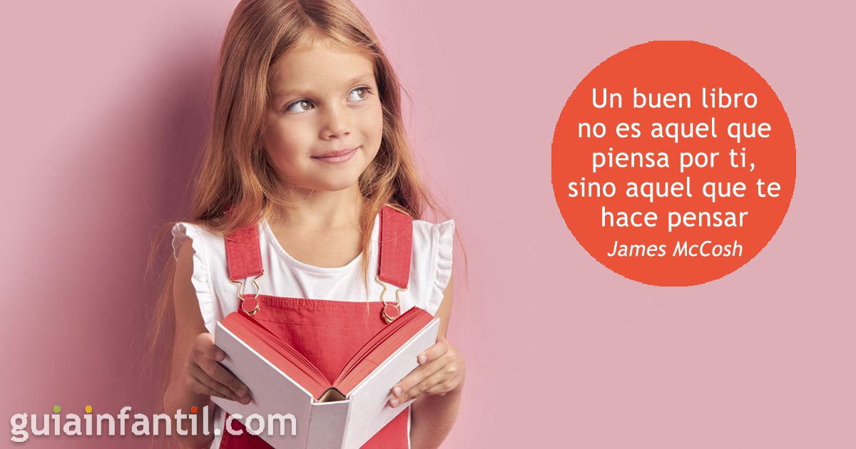 Persona leyendo una cita motivacional sonriente