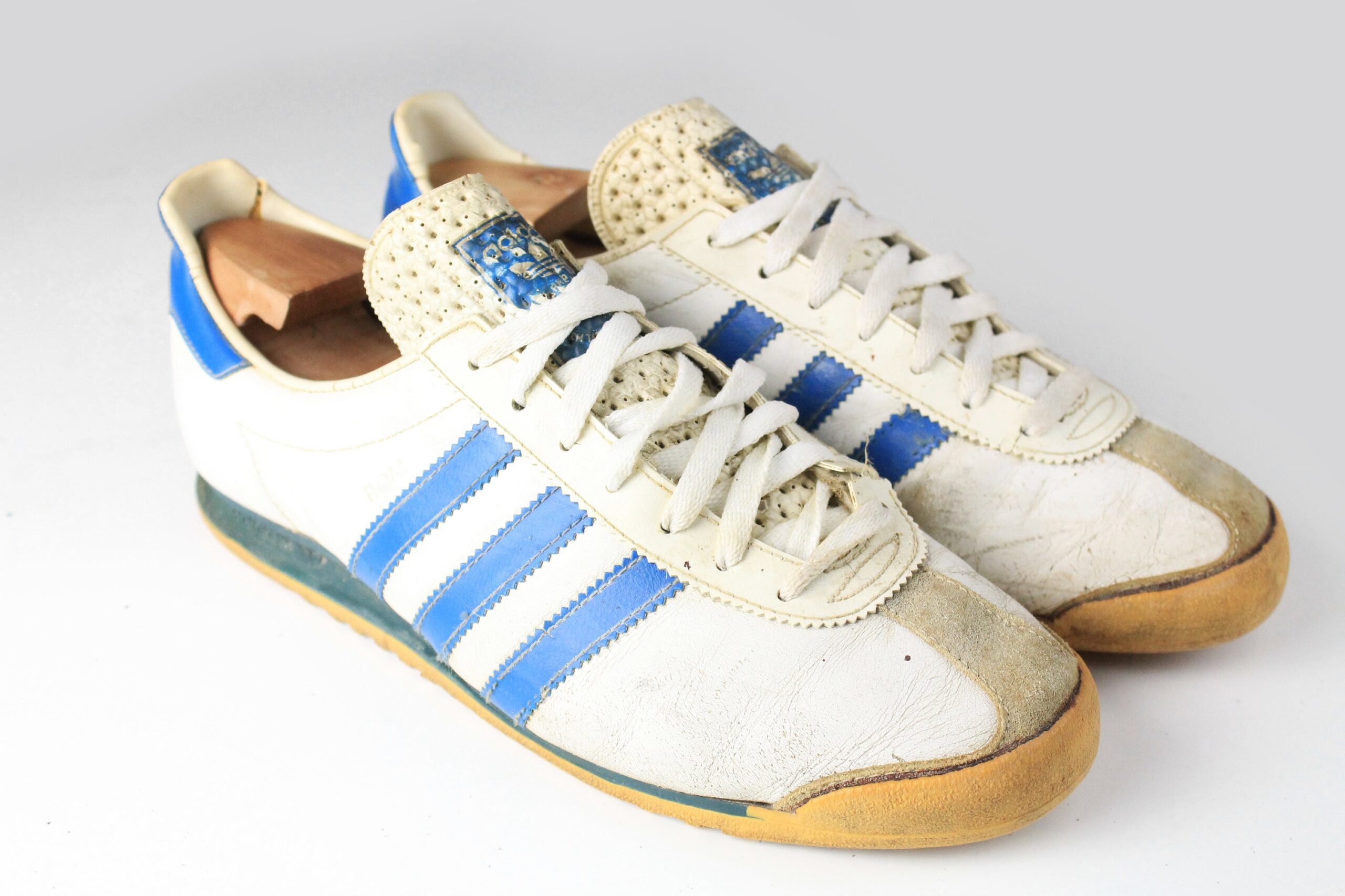 Adidas y su eslogan: Descubre su lema icónico 3 Zapatillas Adidas clásicas de la década de 1970