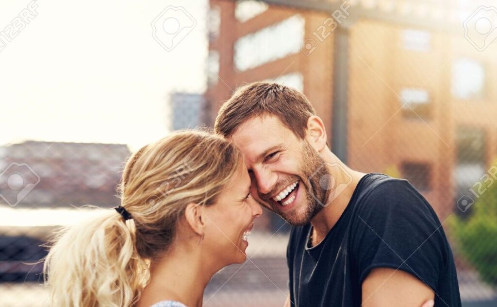 imagen de una pareja sonriendo y abrazandose en un entorno romantico