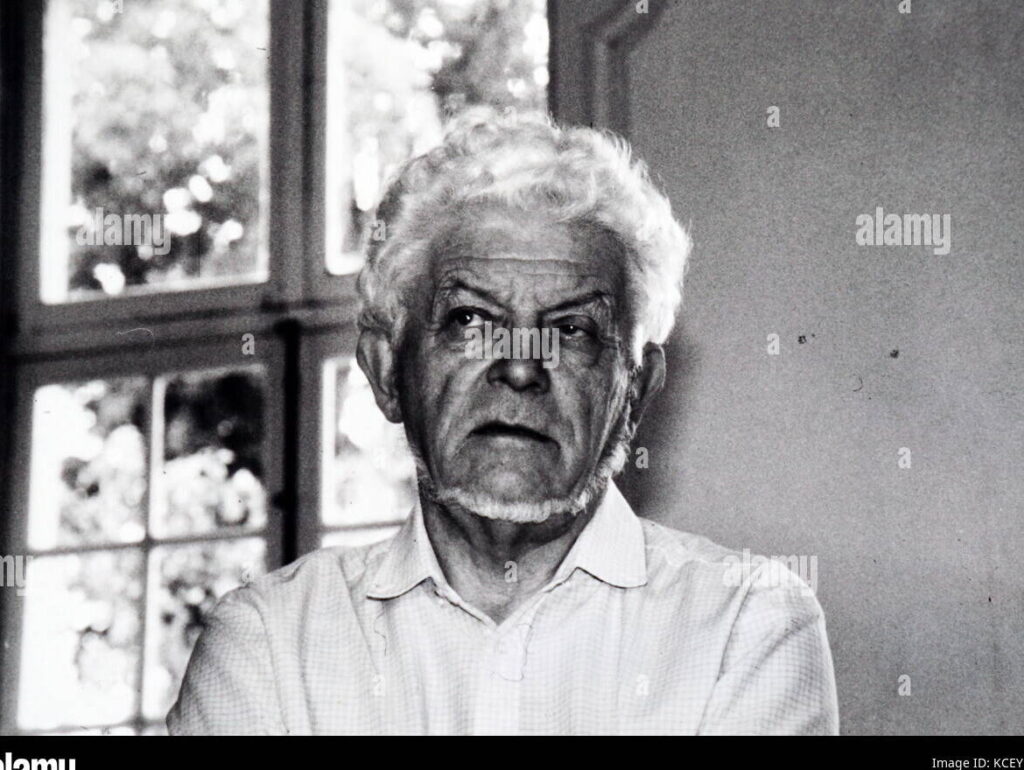 la imagen de portada muestra un retrato en blanco y negro del escritor con una expresion introspectiva