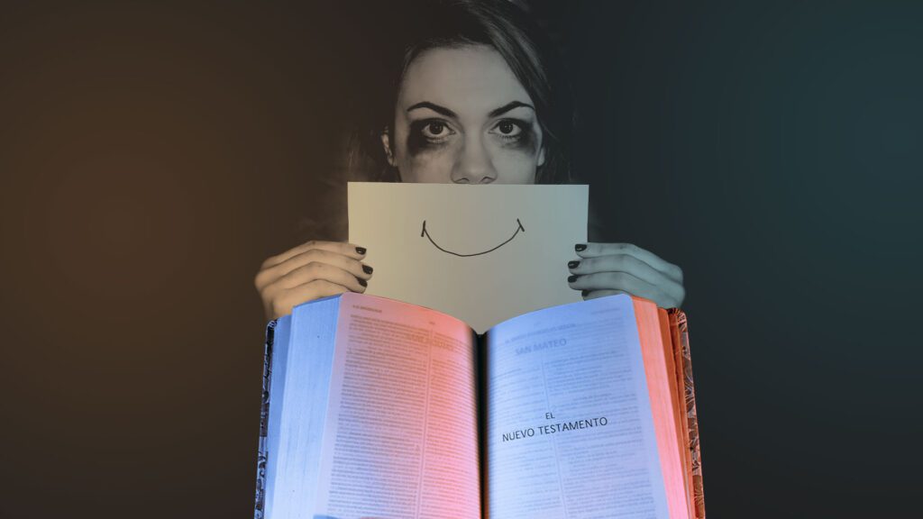 Qué dice la Biblia cuando estás triste 3 Persona leyendo la Biblia con tristeza