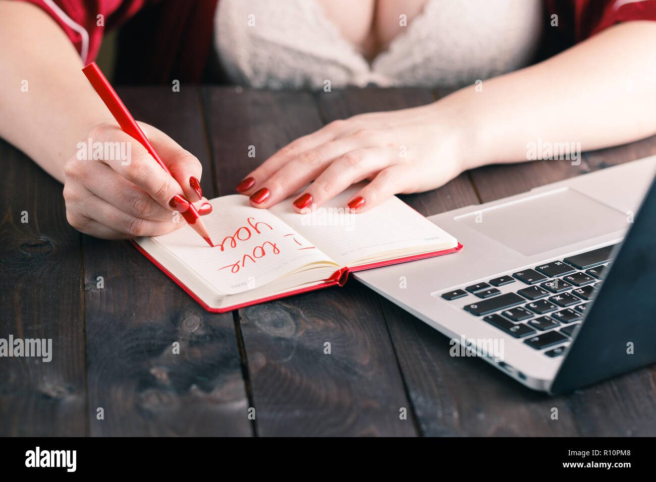 Qué puedo escribir para el amor y la amistad 3 Manos escribiendo en una libreta con corazones