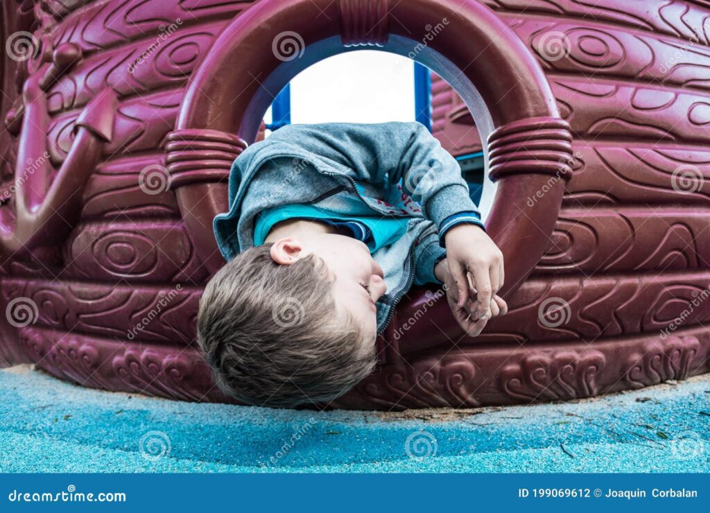 nino en un parque aburrido y triste sin amigos que juegan solos 199069612