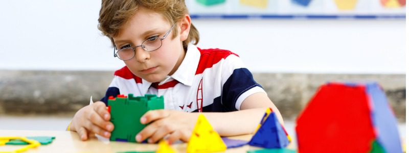 Cómo ayudar a los niños con dislexia ejercicios efectivos problemas de aprendizaje 30 nino jugando matermaticas lego