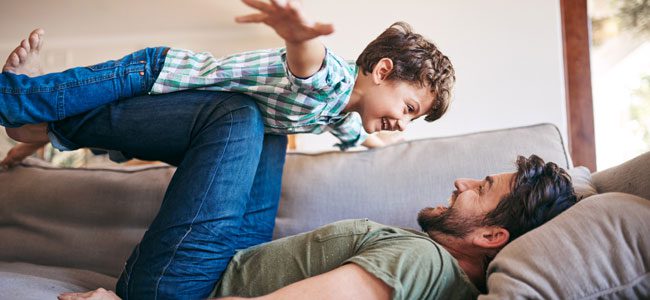 Como los padres pueden motivar a sus hijos a estudiar 28 padre juega hijo p