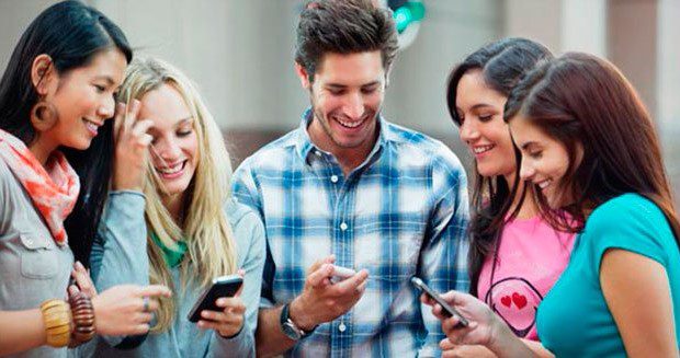 Jovenes usando redes sociales para finanzas