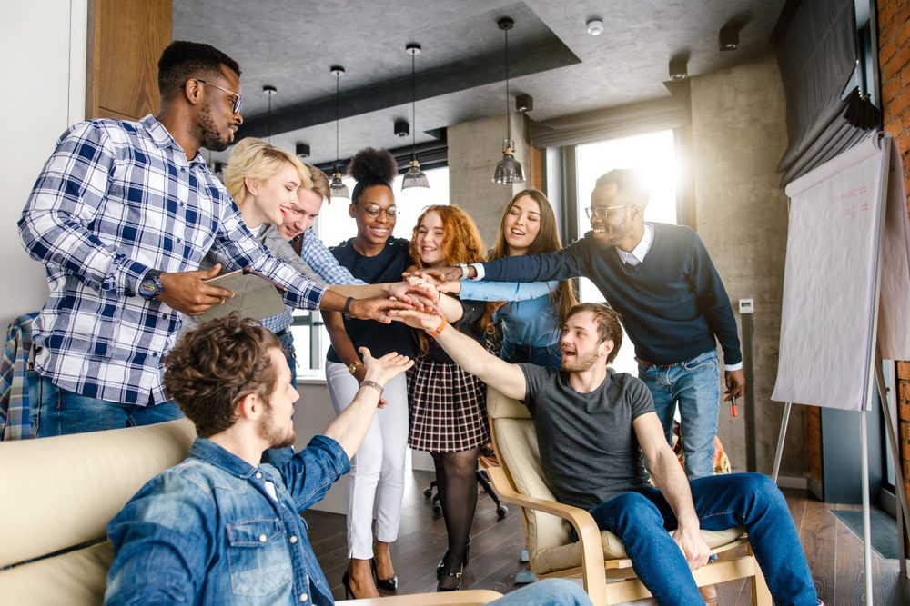 Imagen: Personas dialogando con actitud positiva en equipo