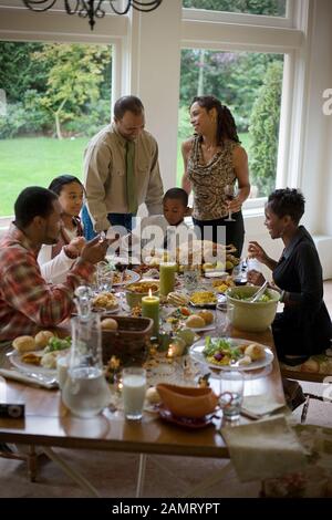 Por qué mi familia es la mejor: Razones para agradecer 3 Familia reunida alrededor de una mesa