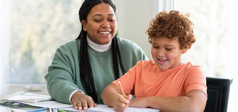 Niño comparando diferentes tipos de trastornos educativos