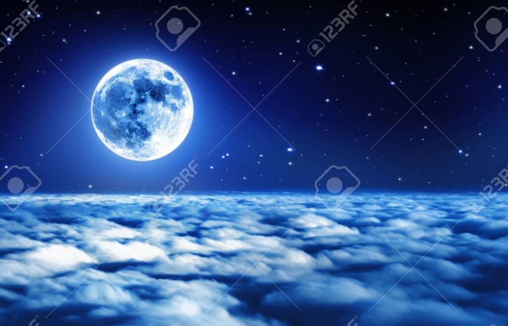 un cielo estrellado con una brillante luna llena