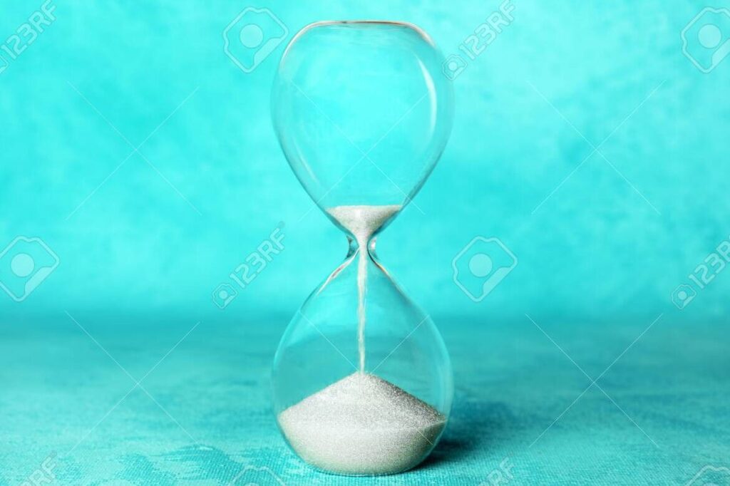 un reloj de arena con el tiempo fluyendo lentamente