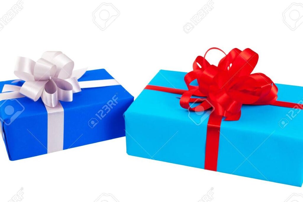 una caja de regalo envuelta en papel de colores con un lazo grande y brillante