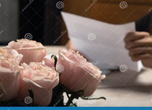 El poder de las palabras: Cómo expresar amor a una madre ausente 2 una fotografia de una carta escrita a mano y un ramo de flores