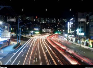 una imagen con el delorean volando por encima de una ciudad iluminada por luces de neon