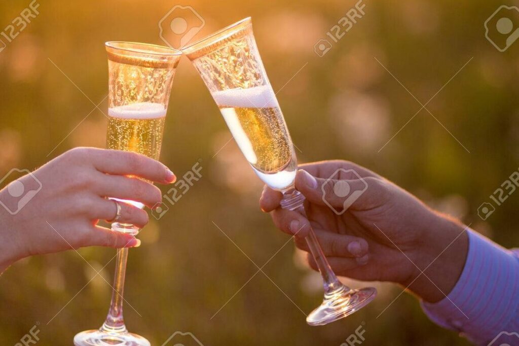 Las 15 frases más inspiradoras para brindar por la vida