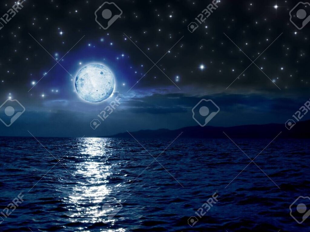 una imagen con un cielo estrellado y una luna brillante iluminando un paisaje tranquilo