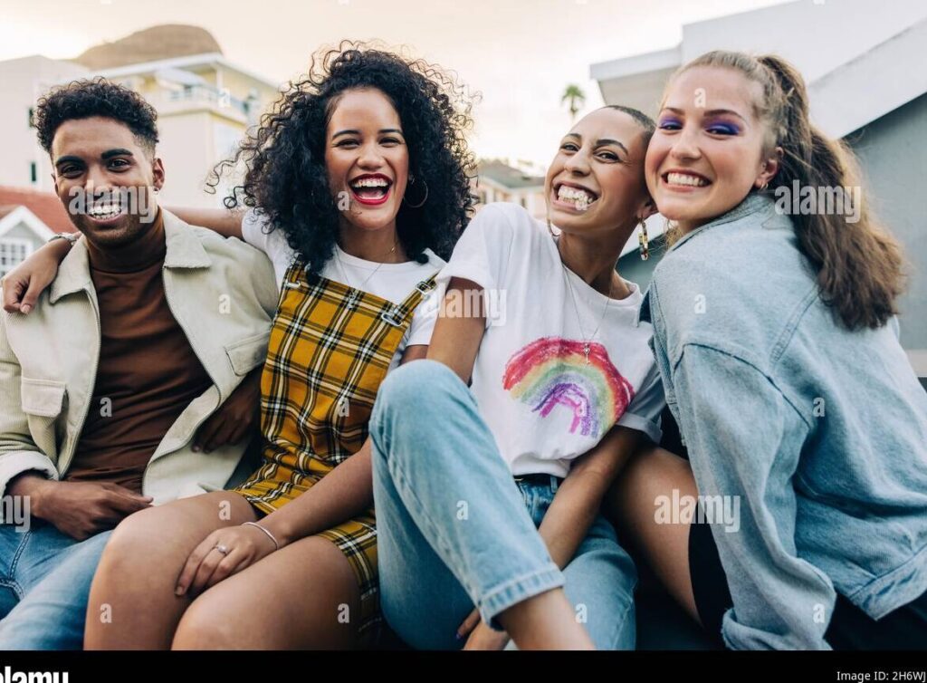una imagen con un grupo de amigos sonriendo y disfrutando juntos