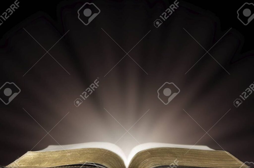 una imagen con una biblia abierta y una luz brillante iluminando las paginas