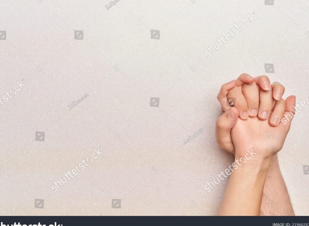 una imagen de dos manos entrelazadas con un fondo suave y calido